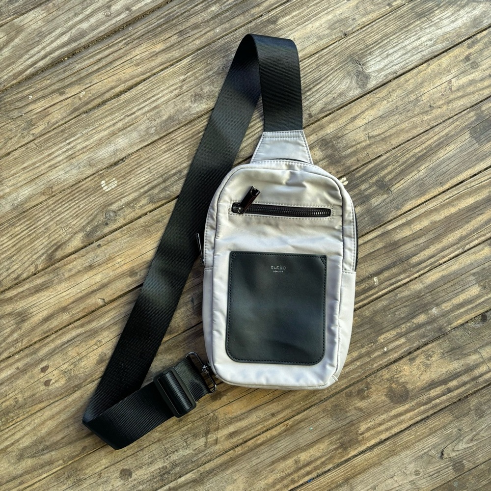 tutilo brand crossbody fanny pack vacation essential grey and black silver